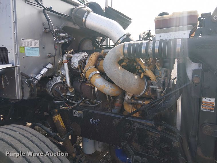 image for item EG1679 2009 Peterbilt 384 semi truck