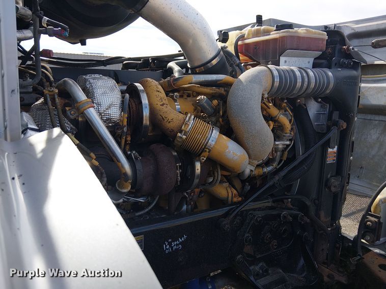 image for item EG1679 2009 Peterbilt 384 semi truck