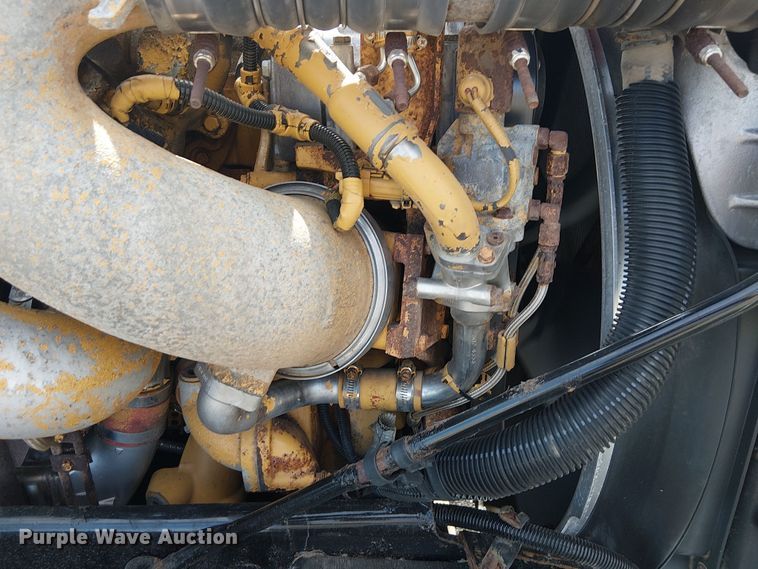 image for item EG1679 2009 Peterbilt 384 semi truck