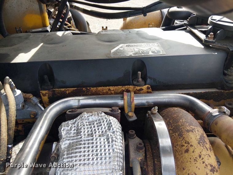 image for item EG1679 2009 Peterbilt 384 semi truck