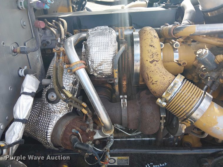 image for item EG1679 2009 Peterbilt 384 semi truck