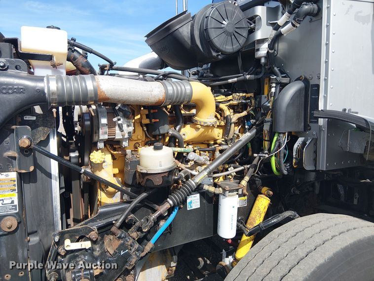 image for item EG1679 2009 Peterbilt 384 semi truck