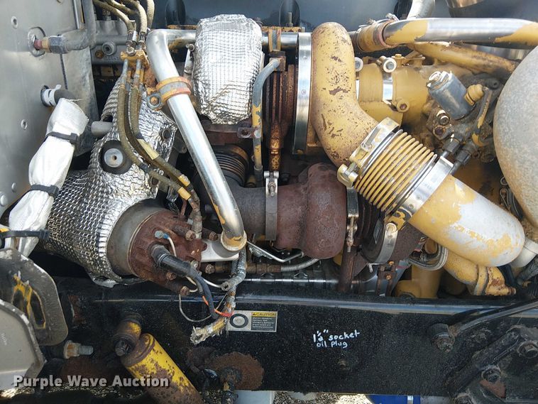 image for item EG1679 2009 Peterbilt 384 semi truck