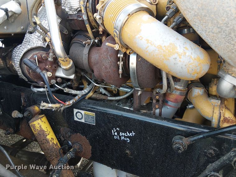 image for item EG1679 2009 Peterbilt 384 semi truck