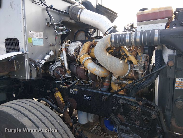 image for item EG1679 2009 Peterbilt 384 semi truck