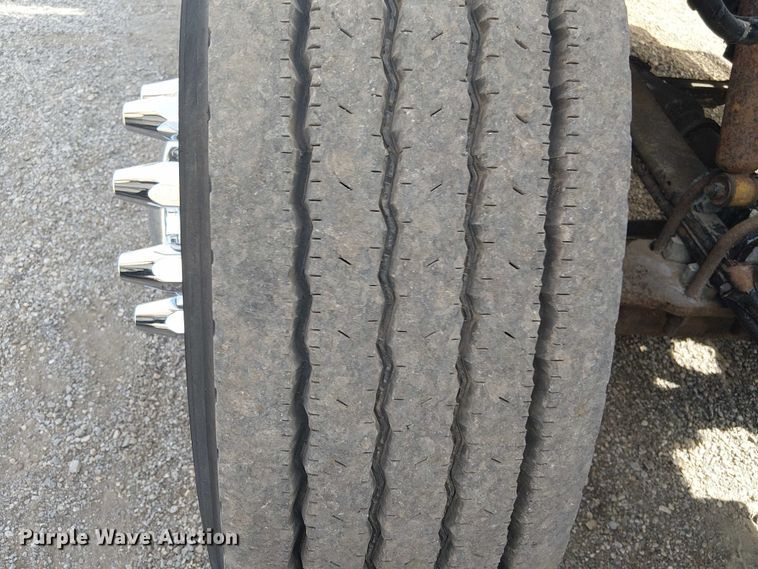 image for item EG1679 2009 Peterbilt 384 semi truck