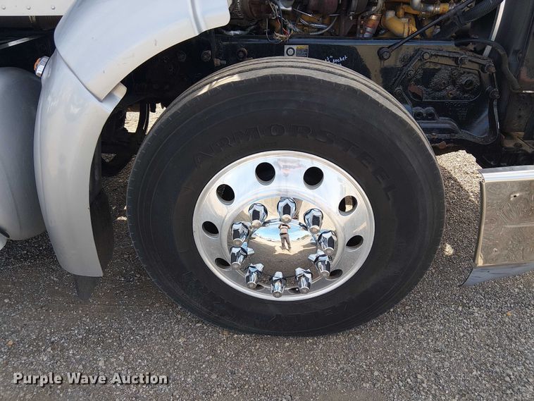 image for item EG1679 2009 Peterbilt 384 semi truck
