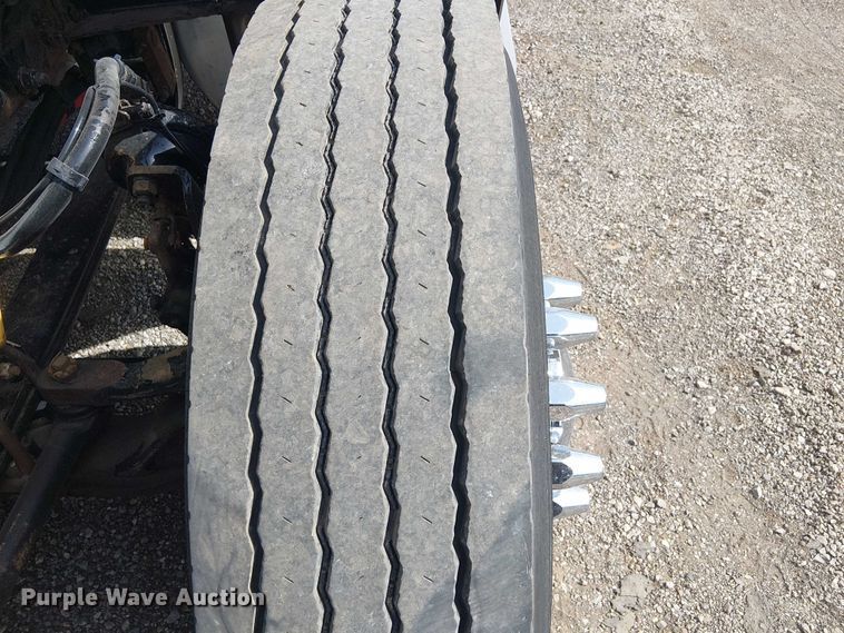 image for item EG1679 2009 Peterbilt 384 semi truck