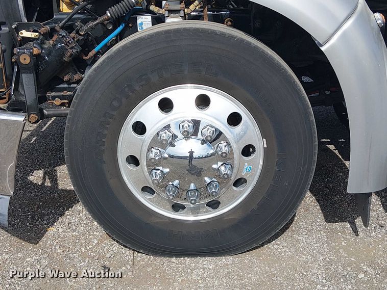 image for item EG1679 2009 Peterbilt 384 semi truck