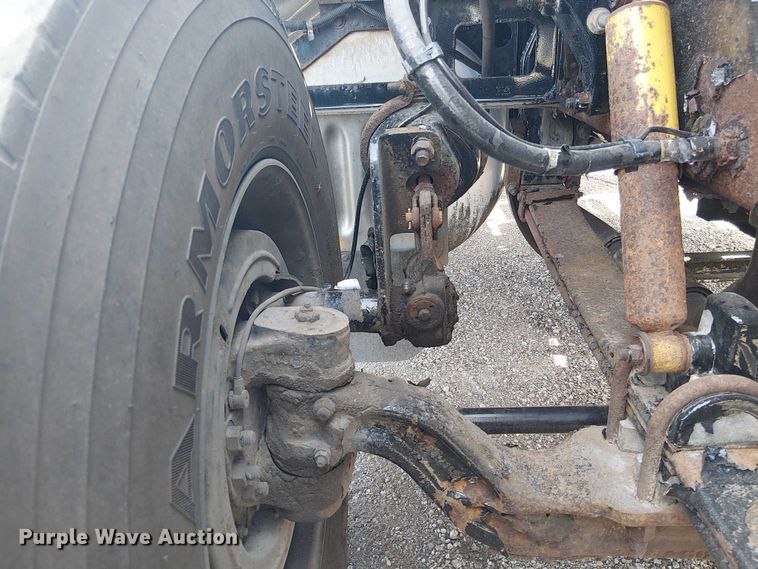 image for item EG1679 2009 Peterbilt 384 semi truck