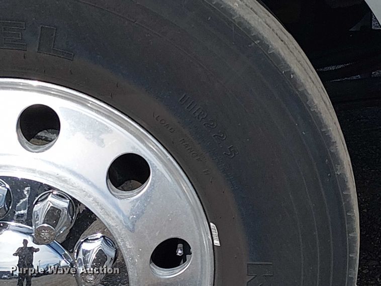 image for item EG1679 2009 Peterbilt 384 semi truck