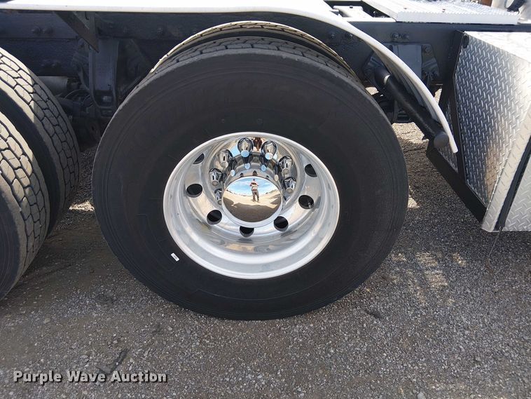 image for item EG1679 2009 Peterbilt 384 semi truck