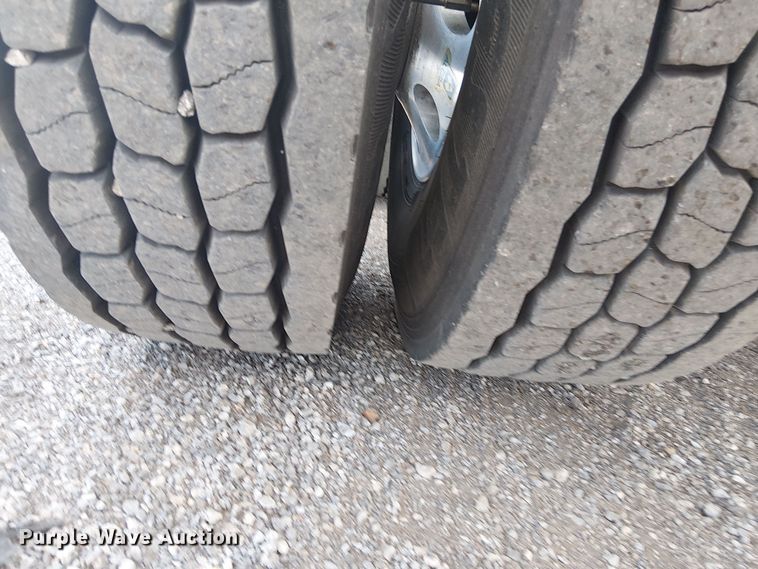 image for item EG1679 2009 Peterbilt 384 semi truck