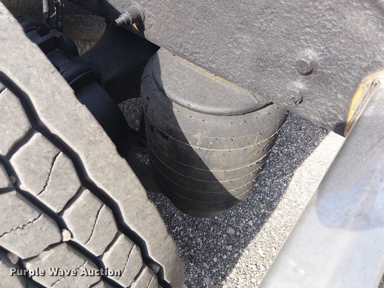 image for item EG1679 2009 Peterbilt 384 semi truck