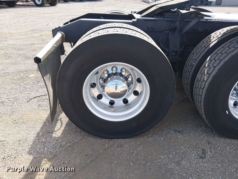 image for item EG1679 2009 Peterbilt 384 semi truck