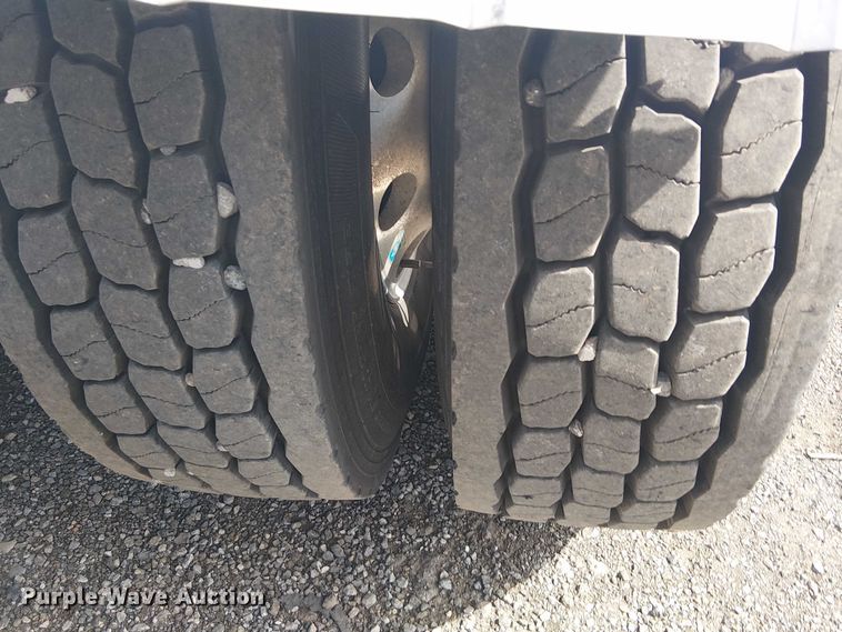 image for item EG1679 2009 Peterbilt 384 semi truck