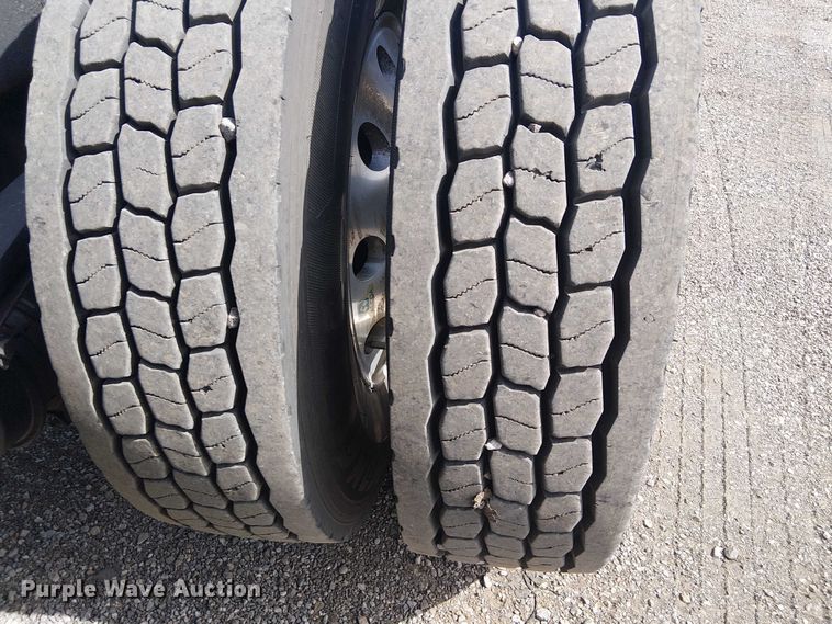 image for item EG1679 2009 Peterbilt 384 semi truck