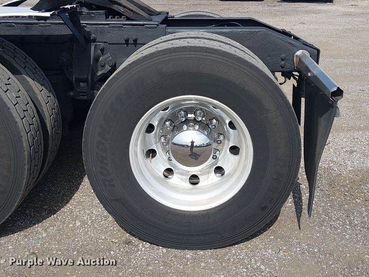 image for item EG1679 2009 Peterbilt 384 semi truck