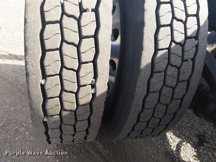 image for item EG1679 2009 Peterbilt 384 semi truck