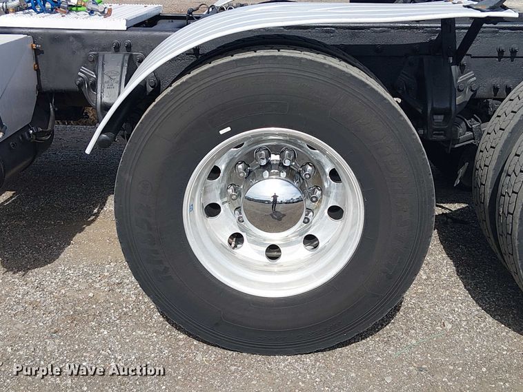 image for item EG1679 2009 Peterbilt 384 semi truck