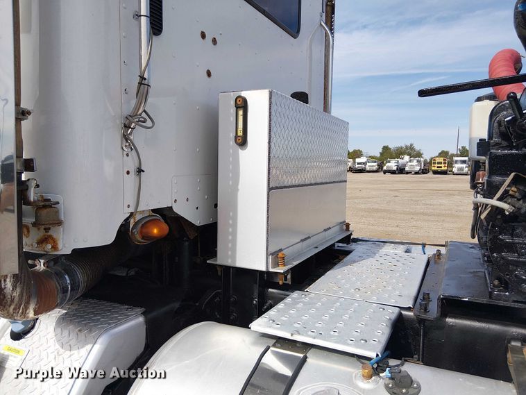 image for item EG1680 2018 Freightliner SD122 semi truck