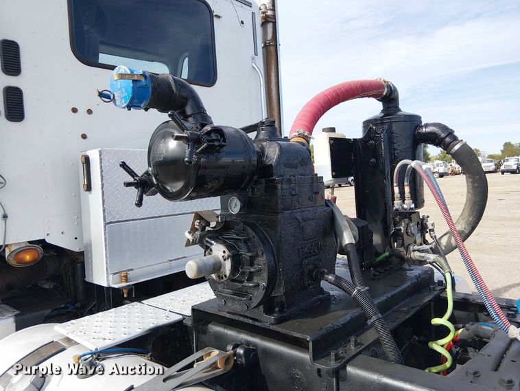 image for item EG1680 2018 Freightliner SD122 semi truck