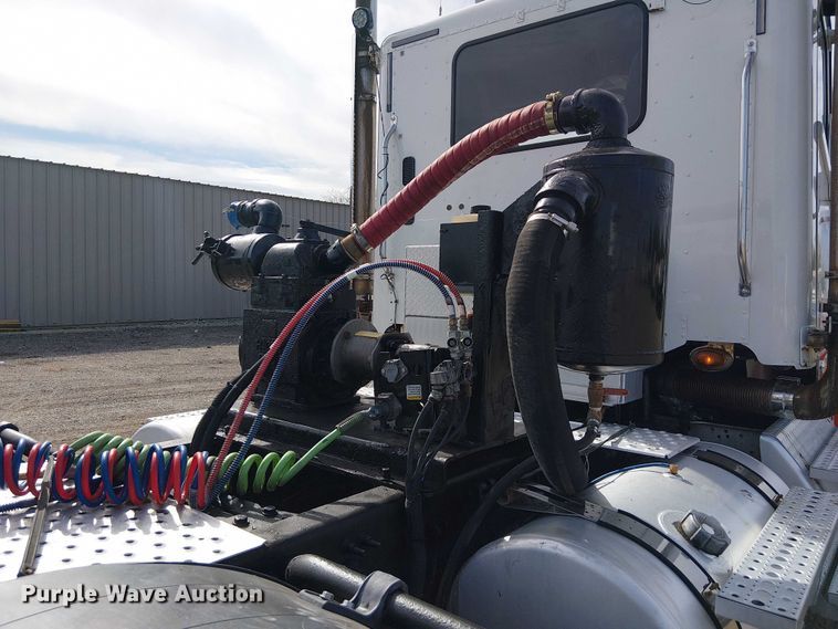 image for item EG1680 2018 Freightliner SD122 semi truck