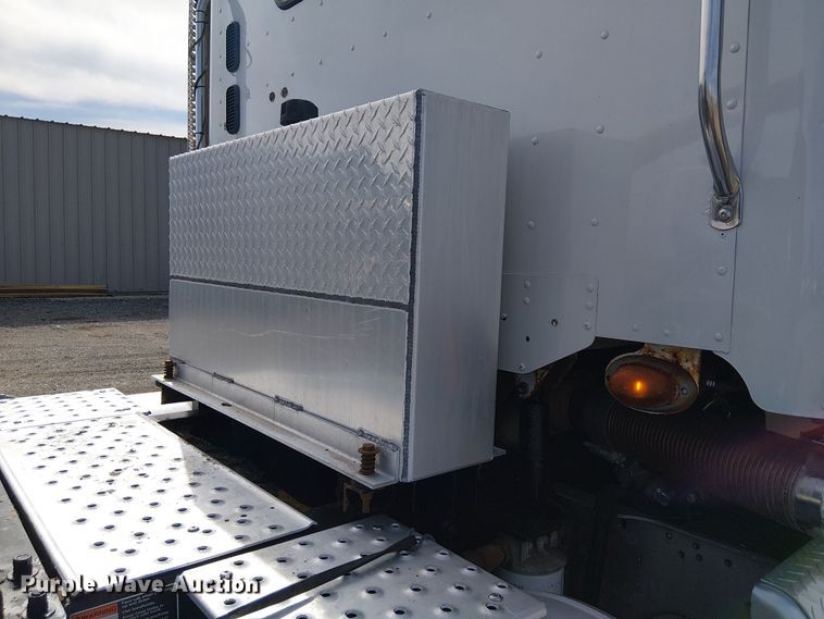 image for item EG1680 2018 Freightliner SD122 semi truck