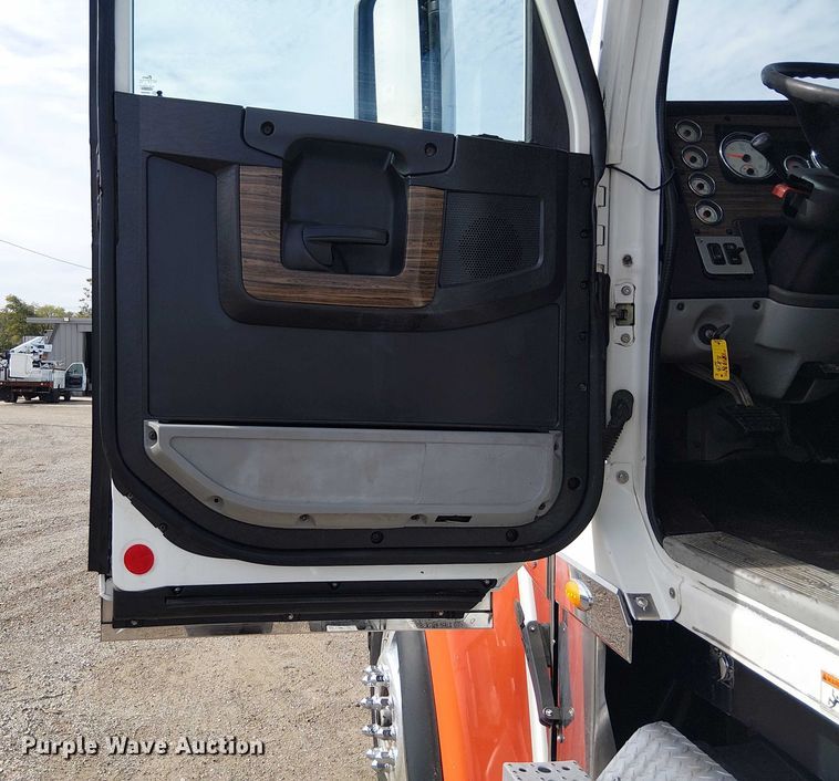 image for item EG1680 2018 Freightliner SD122 semi truck