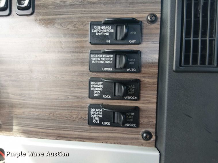 image for item EG1680 2018 Freightliner SD122 semi truck