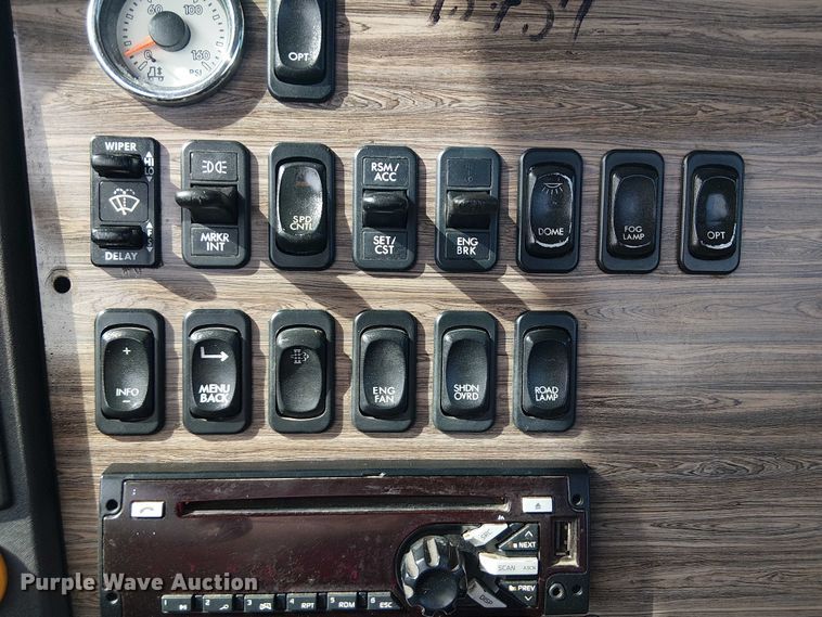 image for item EG1680 2018 Freightliner SD122 semi truck