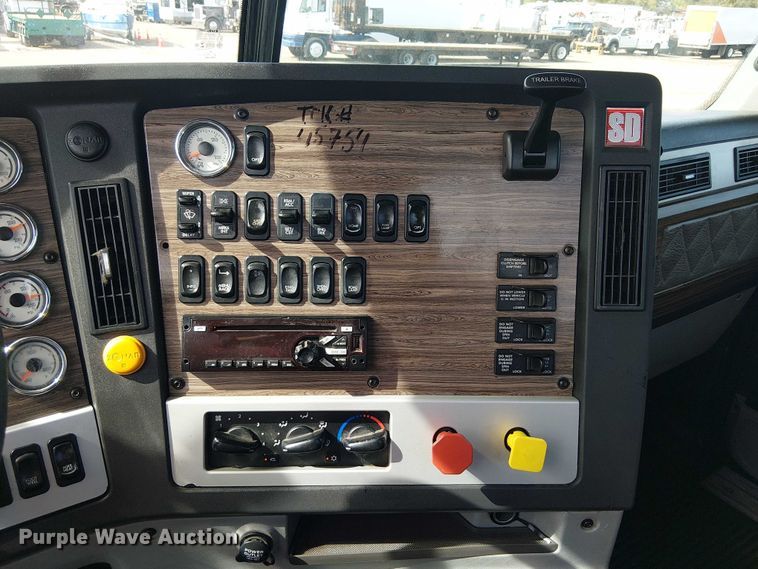 image for item EG1680 2018 Freightliner SD122 semi truck