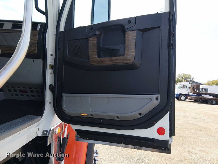 image for item EG1680 2018 Freightliner SD122 semi truck