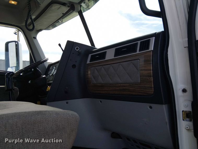 image for item EG1680 2018 Freightliner SD122 semi truck