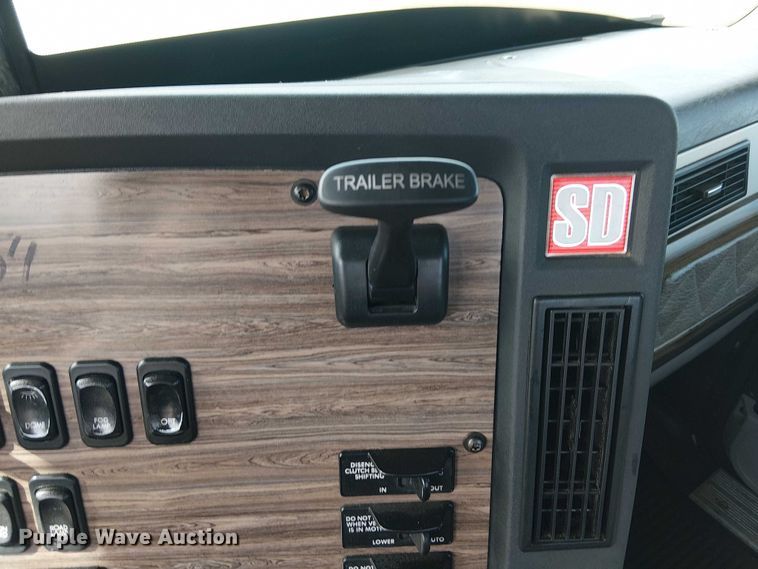 image for item EG1680 2018 Freightliner SD122 semi truck