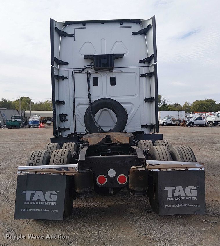 image for item EG1681 2016 Freightliner Cascadia semi truck