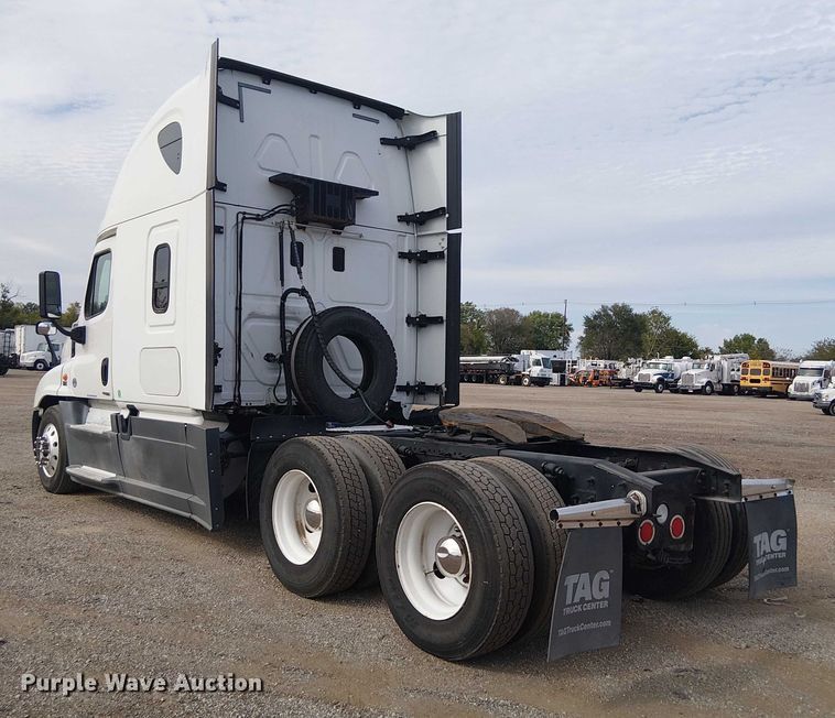 image for item EG1681 2016 Freightliner Cascadia semi truck