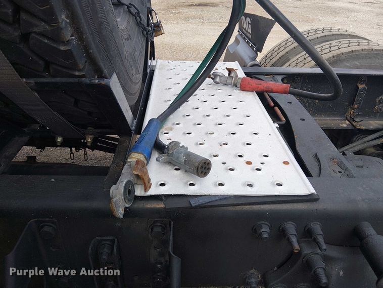 image for item EG1681 2016 Freightliner Cascadia semi truck