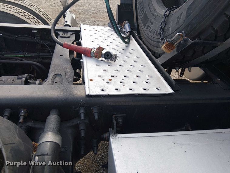 image for item EG1681 2016 Freightliner Cascadia semi truck