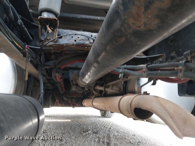 image for item EG1681 2016 Freightliner Cascadia semi truck