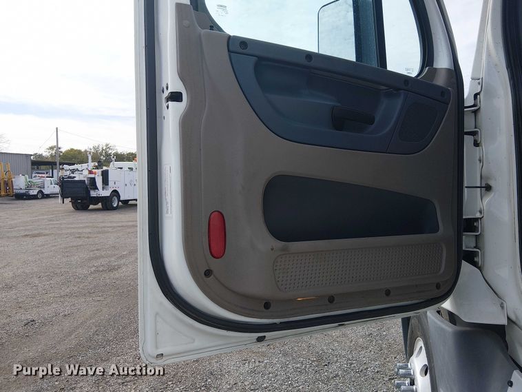 image for item EG1681 2016 Freightliner Cascadia semi truck