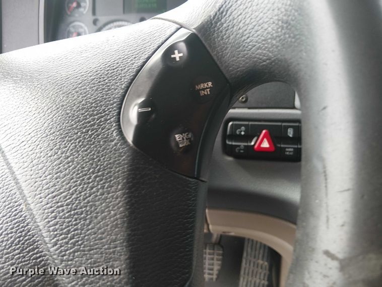 image for item EG1681 2016 Freightliner Cascadia semi truck