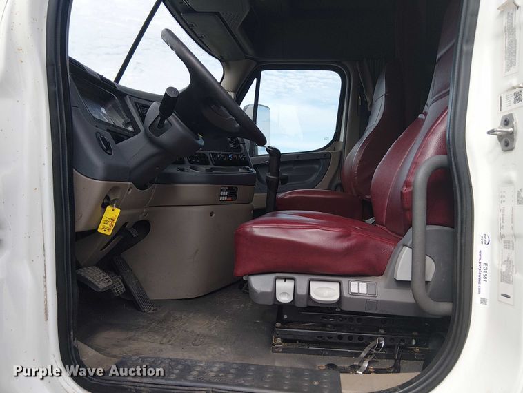 image for item EG1681 2016 Freightliner Cascadia semi truck