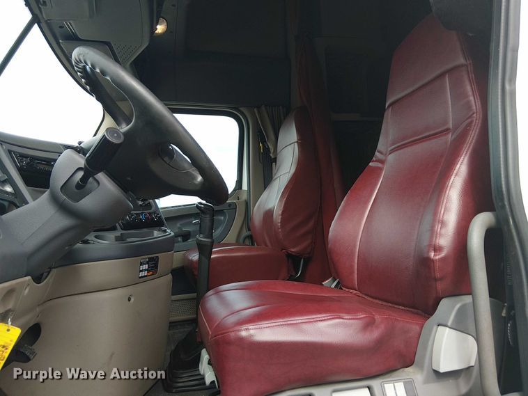 image for item EG1681 2016 Freightliner Cascadia semi truck