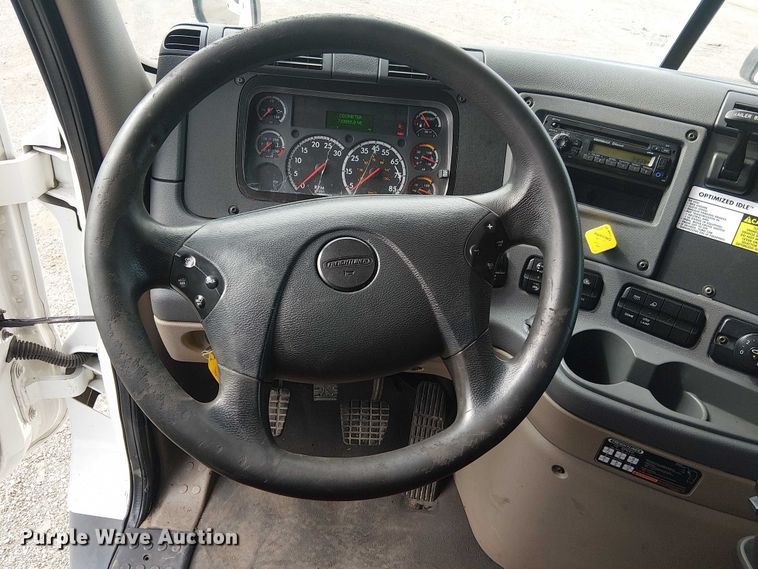 image for item EG1681 2016 Freightliner Cascadia semi truck