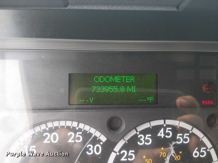 image for item EG1681 2016 Freightliner Cascadia semi truck