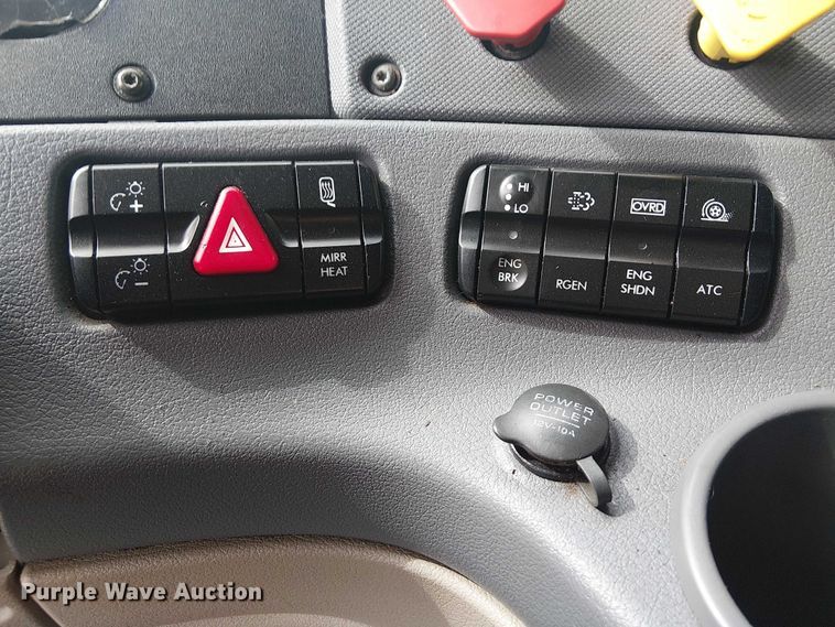 image for item EG1681 2016 Freightliner Cascadia semi truck