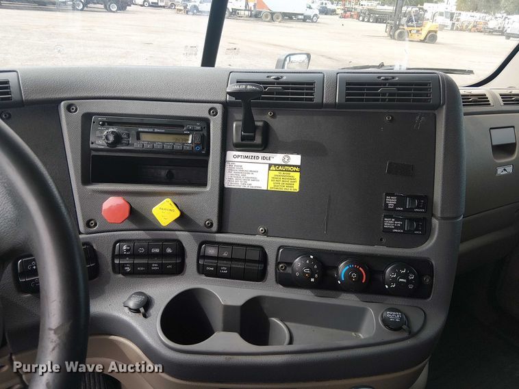 image for item EG1681 2016 Freightliner Cascadia semi truck