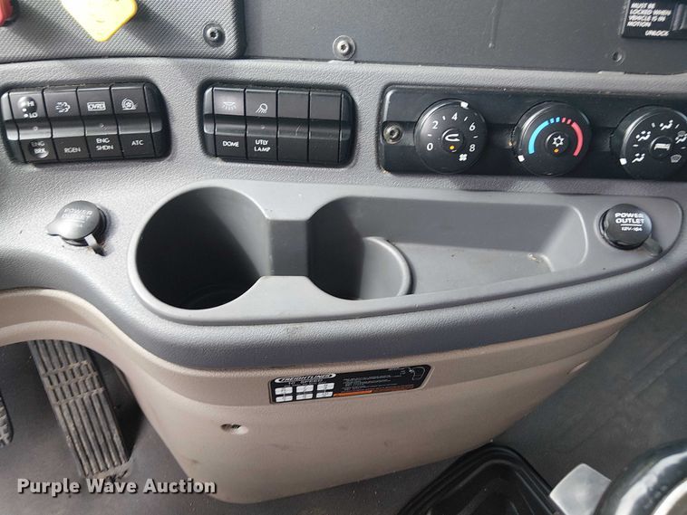 image for item EG1681 2016 Freightliner Cascadia semi truck