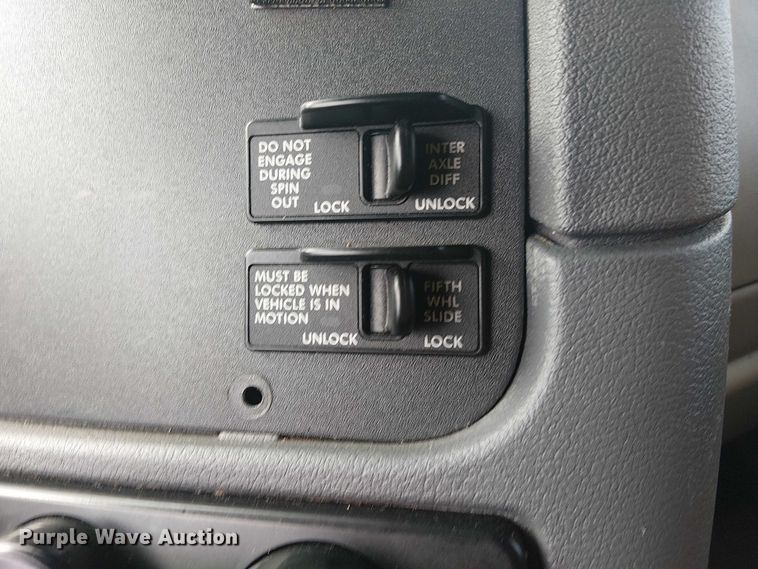 image for item EG1681 2016 Freightliner Cascadia semi truck